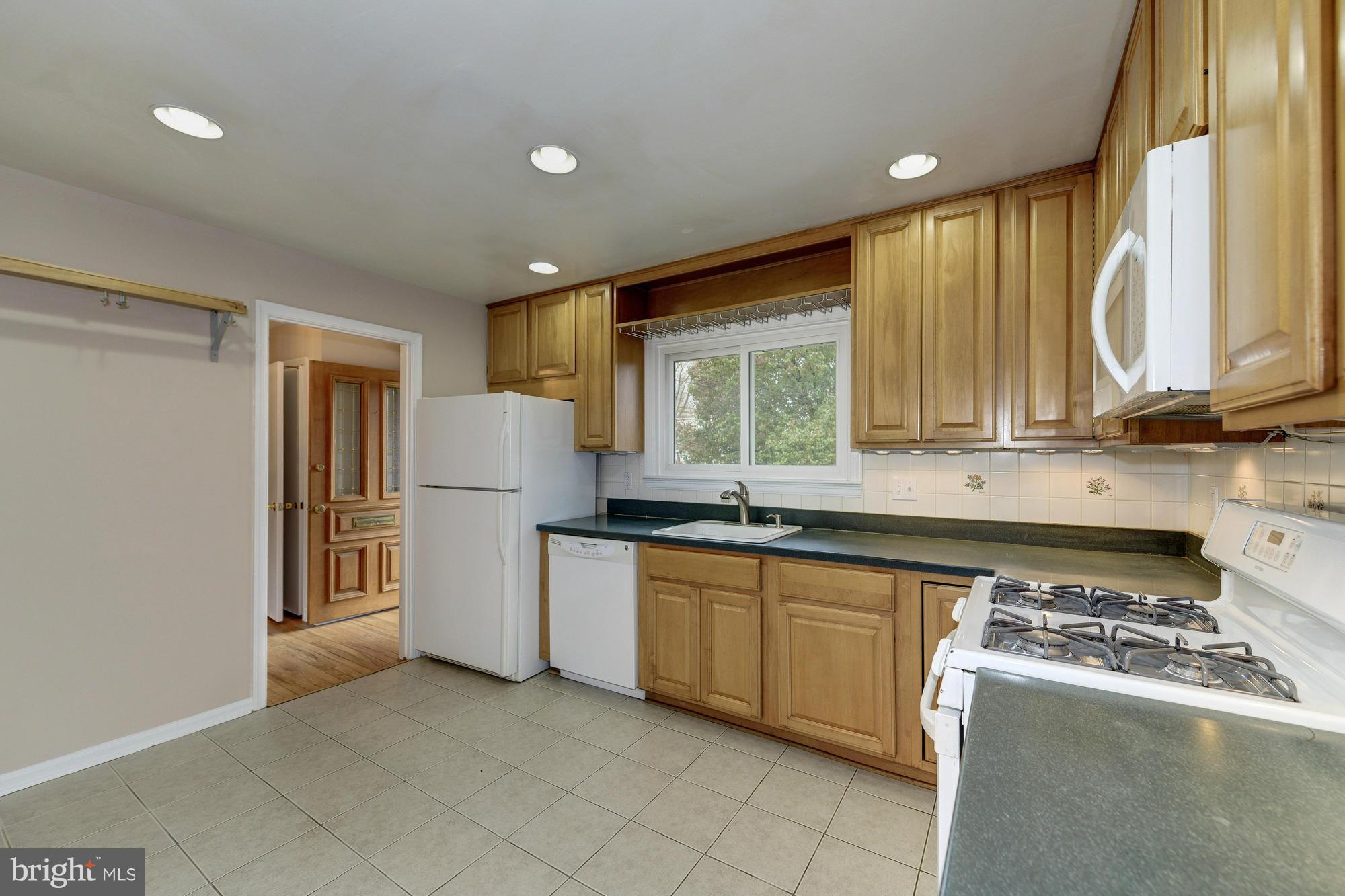 5815 Channing Road Springfield, VA 22150 - Photo 8 of 30 Ceramic Tile