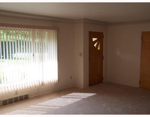 293 Lincoln Hall Road Elizabeth, PA 15037 - Photo 4 of 18 Living Room.