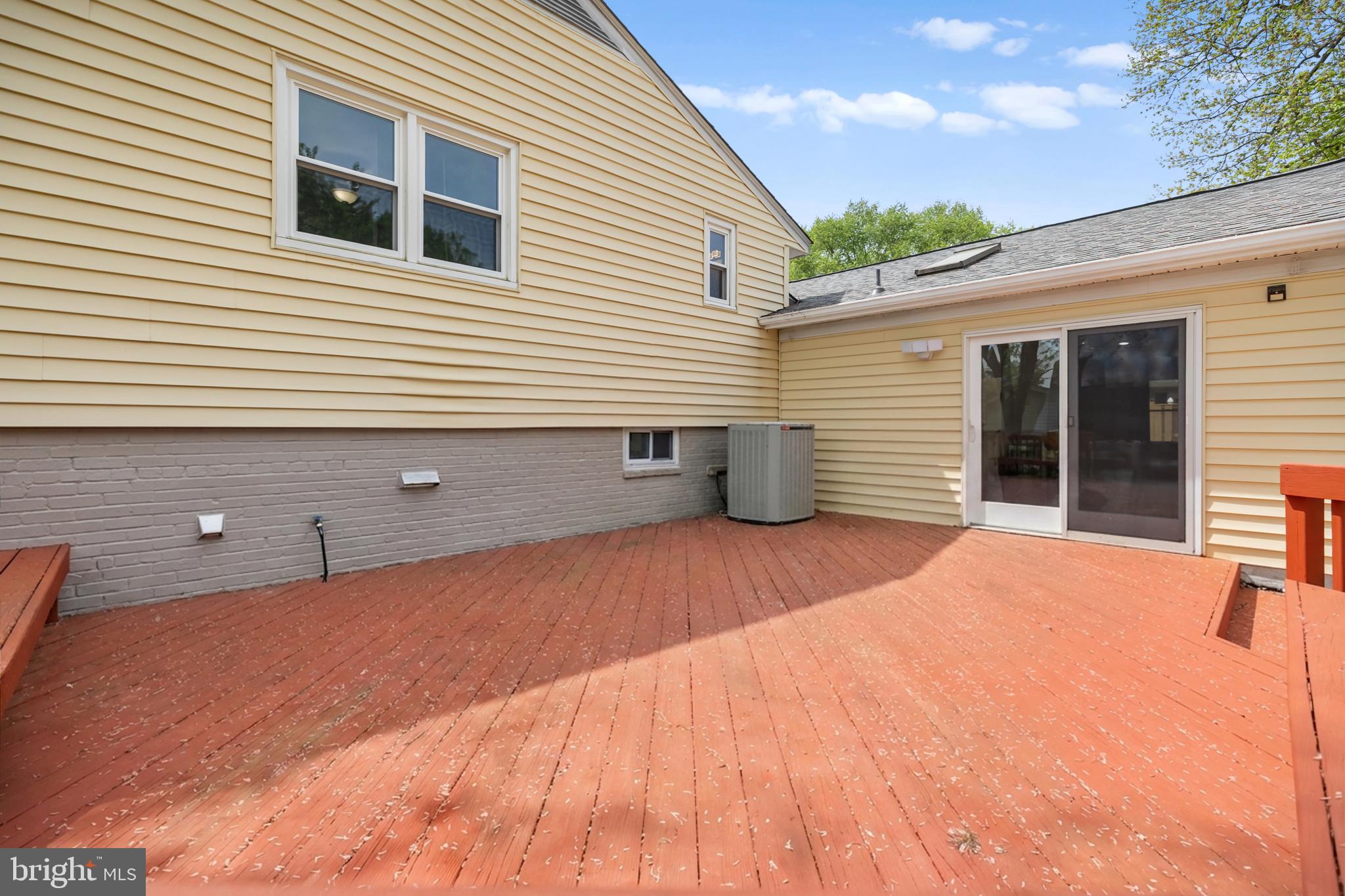 7402 Dunston Street Springfield, VA 22151 - Photo 35 of 37 a view of a backyard of the house