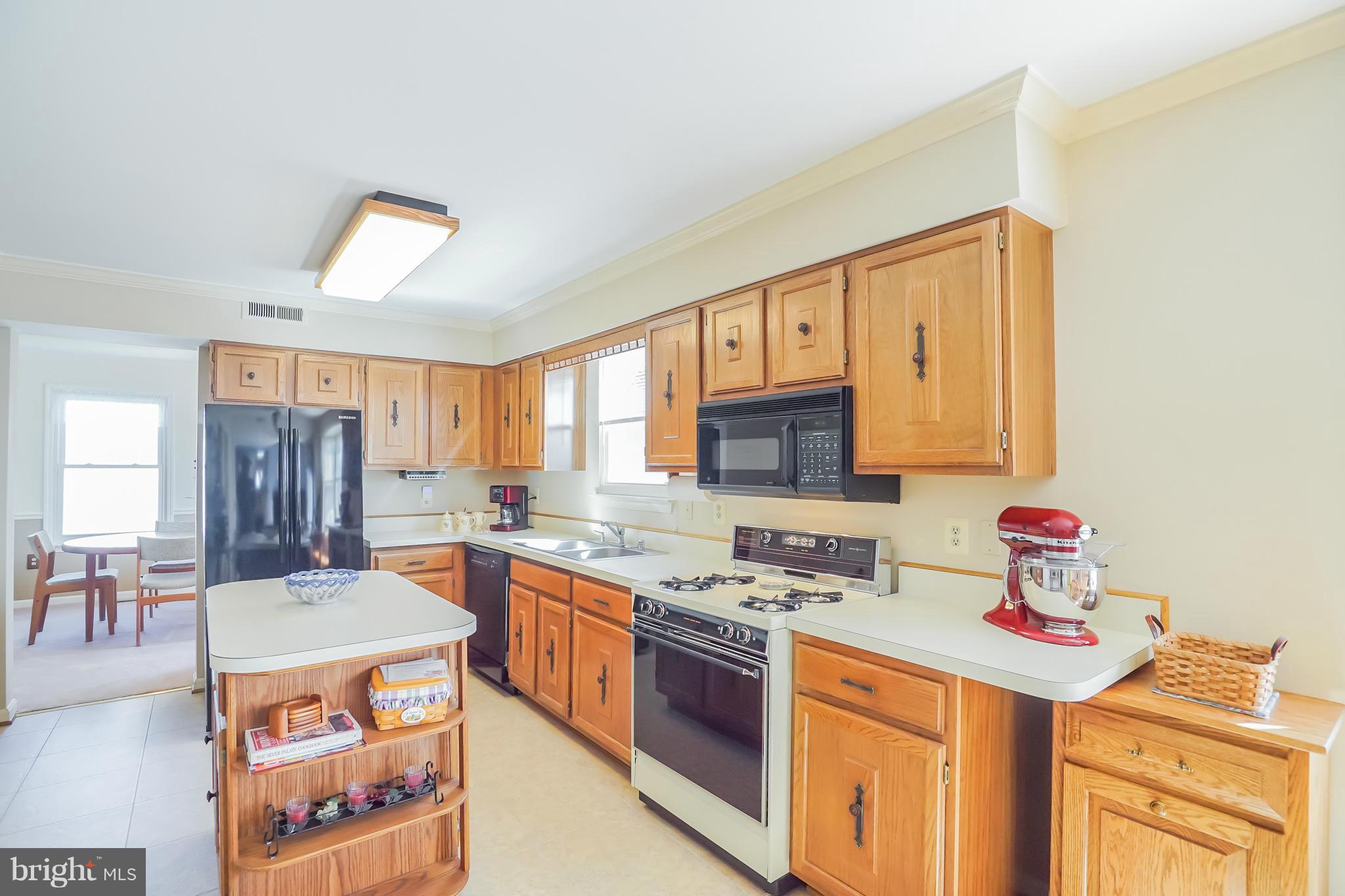 24401 Welsh Road Gaithersburg, MD 20882 - Photo 8 of 29 Kitchen with center island