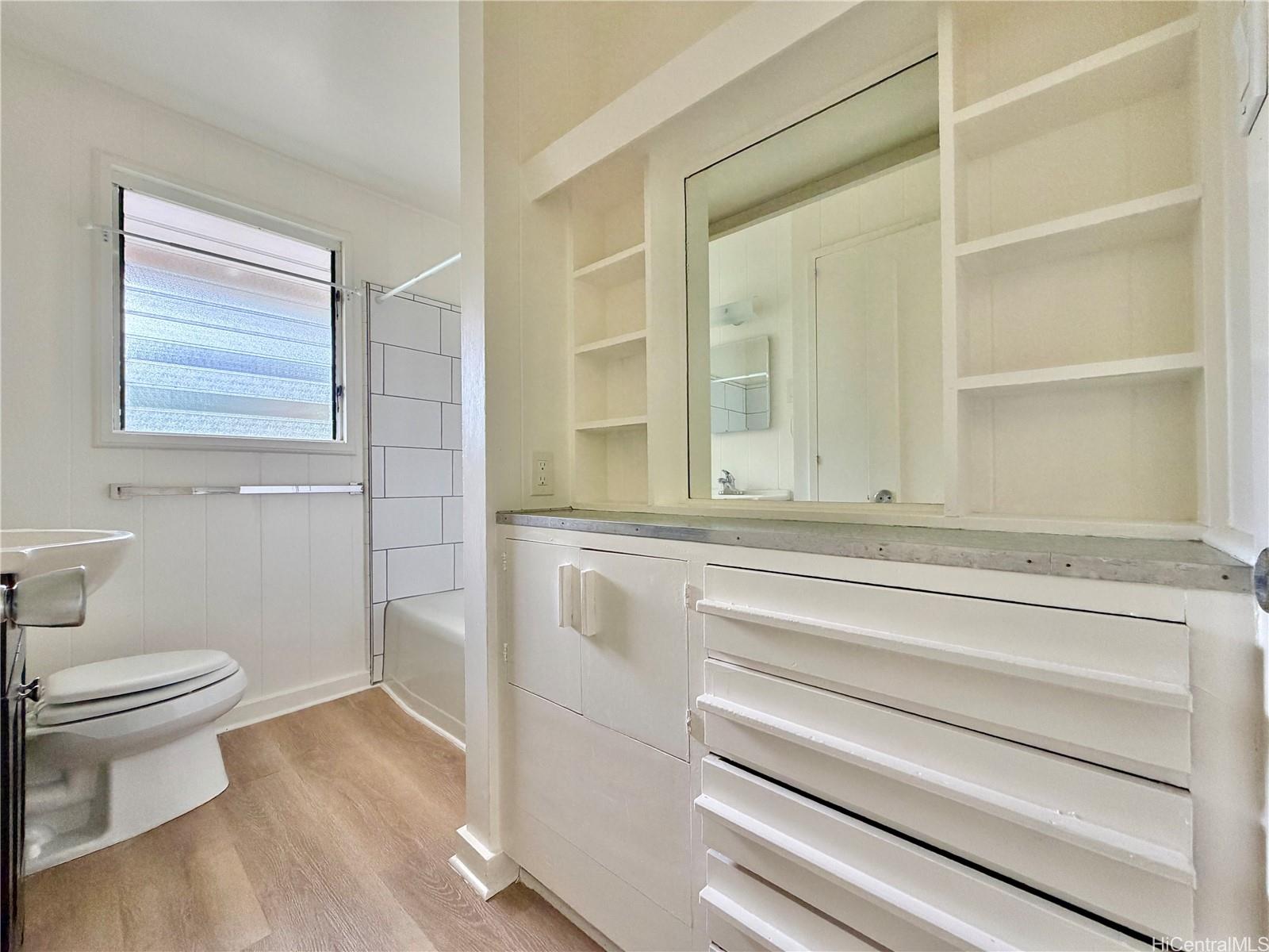 2541 Pauoa Road Honolulu, HI 96813 - Photo 10 of 18 Hallway bathroom