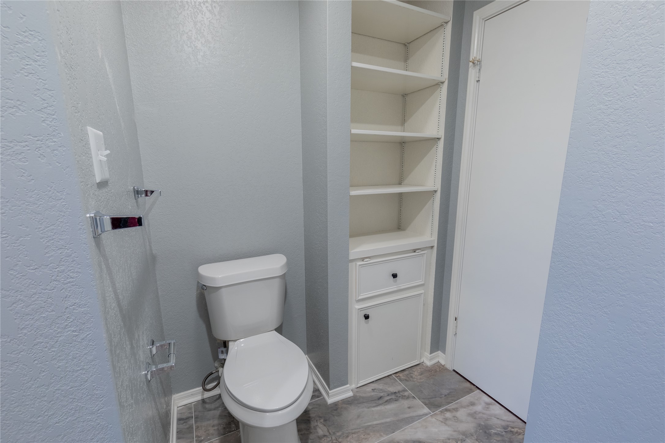 319 Rawhide Loop Round Rock, TX 78681 - Photo 21 of 28 Bathroom with a textured wall