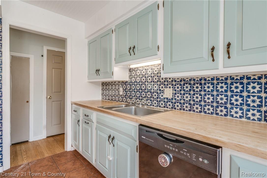 4100 Beach Road Troy, MI 48098 - Photo 10 of 54 Kitchen 2.jpg