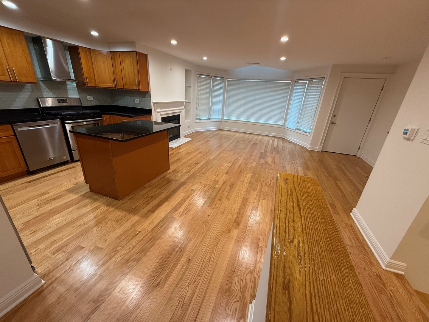 5747 North Sheridan Road, Unit E Chicago, IL 60660 - Photo 2 of 28