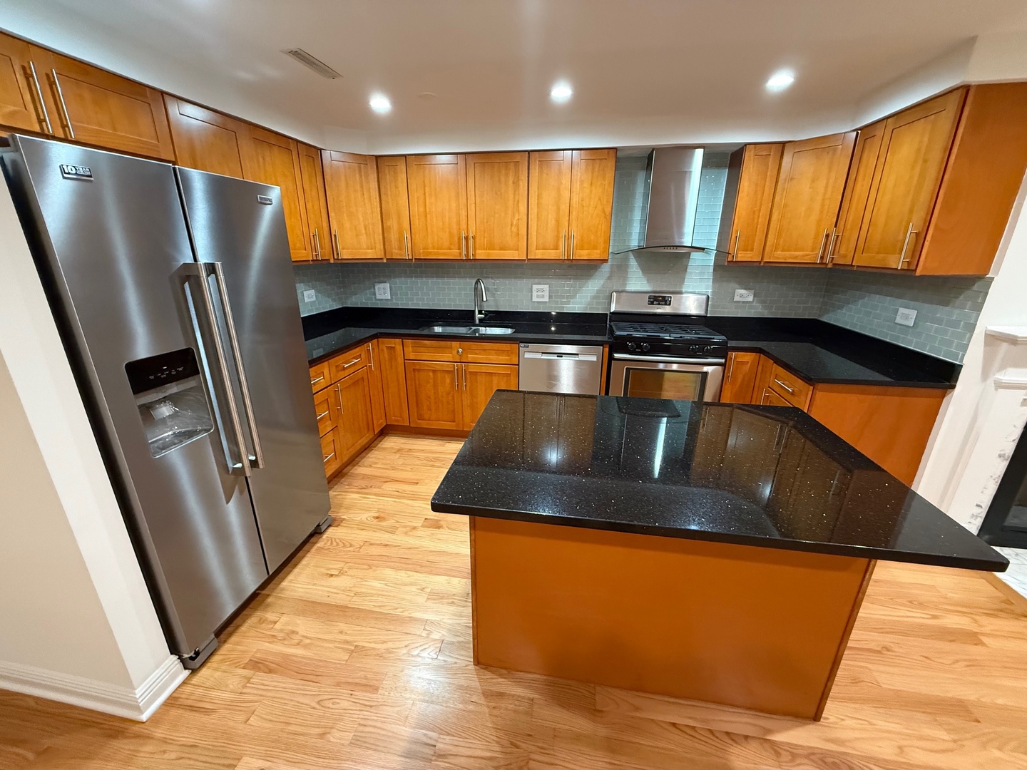 5747 North Sheridan Road, Unit E Chicago, IL 60660 - Photo 5 of 28