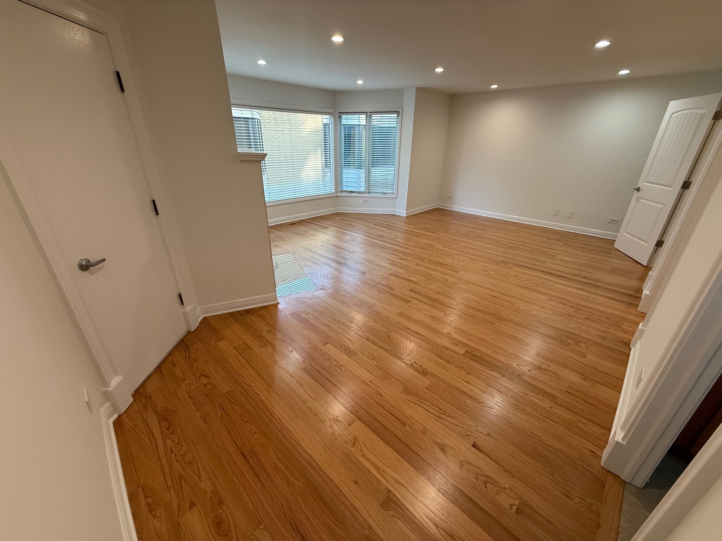 5747 North Sheridan Road, Unit E Chicago, IL 60660 - Photo 8 of 28