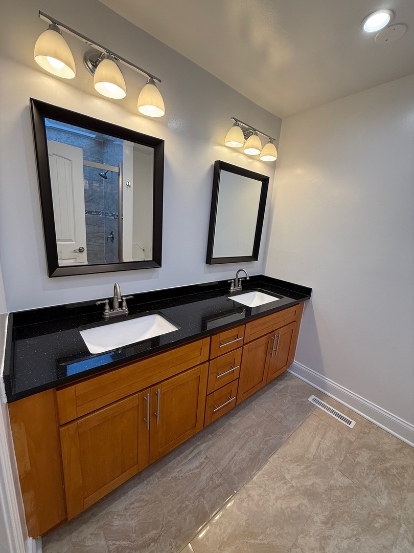 5747 North Sheridan Road, Unit E Chicago, IL 60660 - Photo 9 of 28