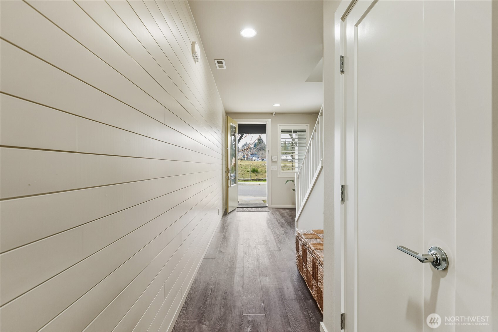 281 Southwest 97th Place Seattle, WA 98106 - Photo 3 of 34