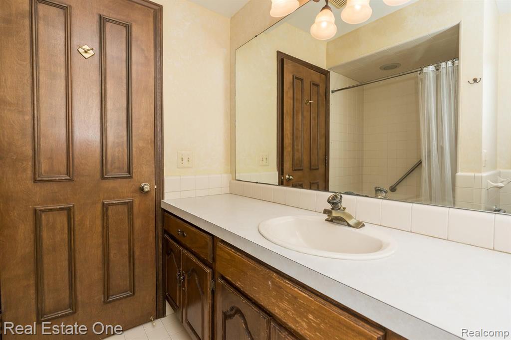 630 Baker Street Rochester Hills, MI 48307 - Photo 16 of 33