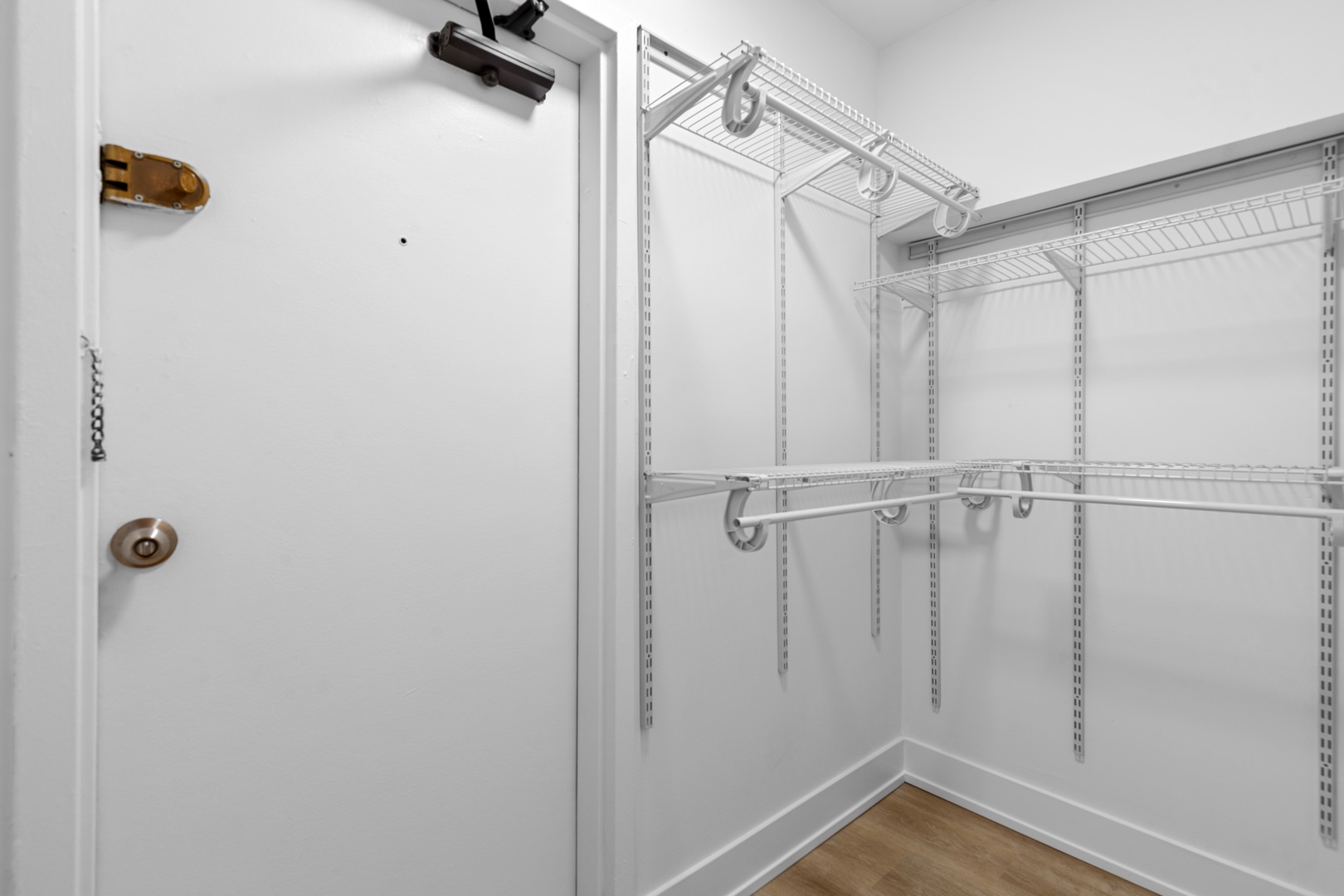 6166 North Sheridan Road, Unit 24B Chicago, IL 60660 - Photo 9 of 17 a view of a small space