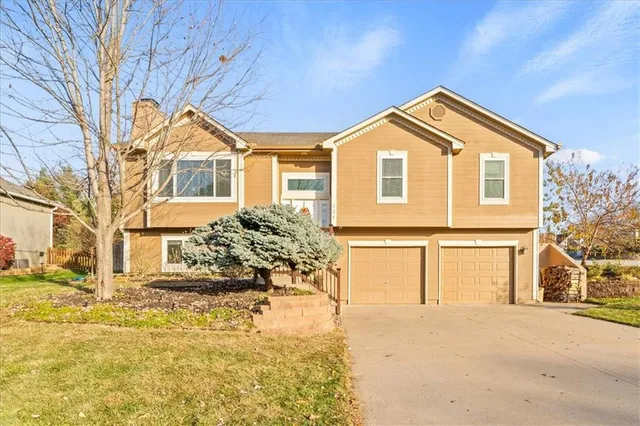 $375,000 | 125 Southwest Tess Drive, Lee's Summit, MO 64081