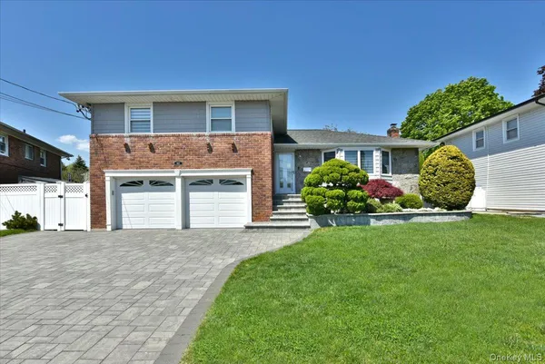 $899,999 | 837 Beckman Drive, Bellmore, NY 11710