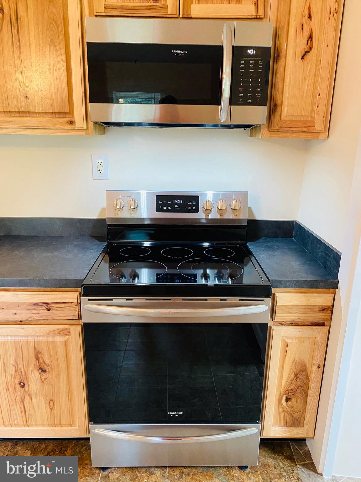 1054 Jordan Springs Road Stephenson, VA 22656 - Photo 7 of 32 Fridgedaire Eliet 5-burner convection range µ