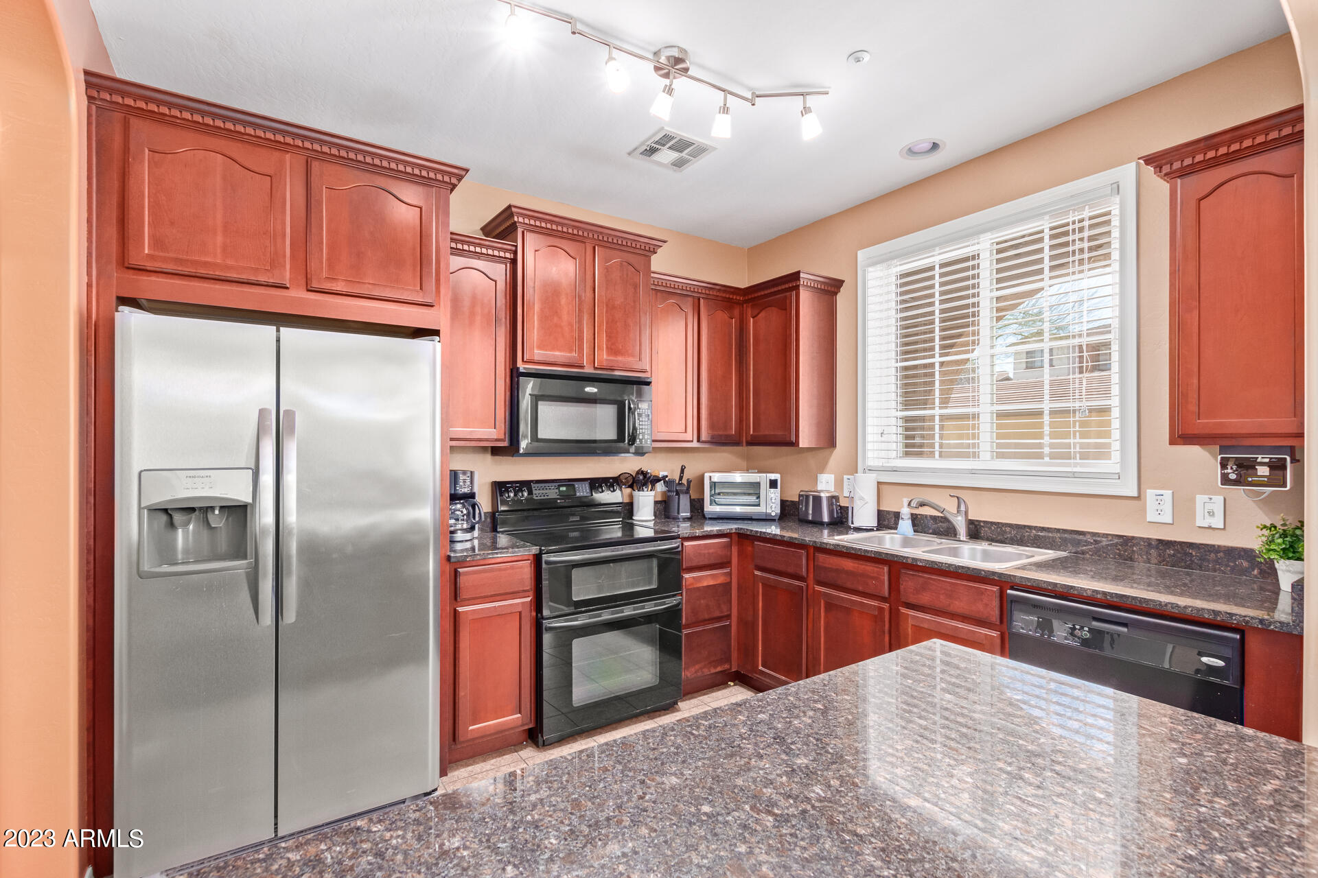 1957 East Frye Road, Unit 102 Gilbert, AZ 85295 - Photo 7 of 33 Kitchen with Double Ovens