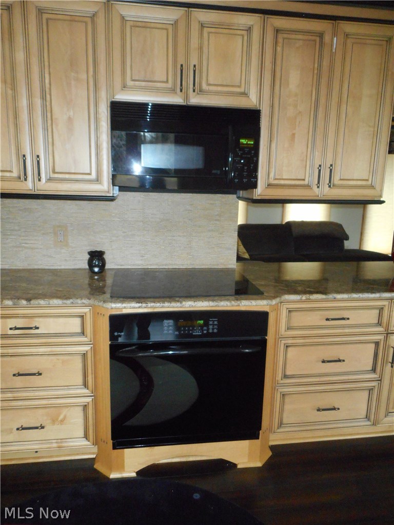 12220 Windcliff Road Strongsville, OH 44136 - Photo 10 of 35 GE Profile 30" Induction cooktop & GE Advantium speedcook microwave