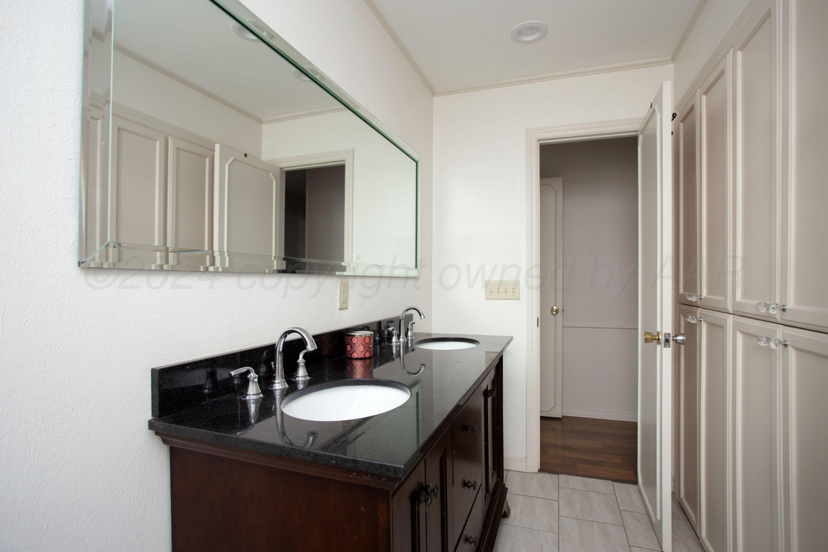 6800 Dreyfuss Road Amarillo, TX 79106 - Photo 29 of 32 a bathroom with a sink and a mirror