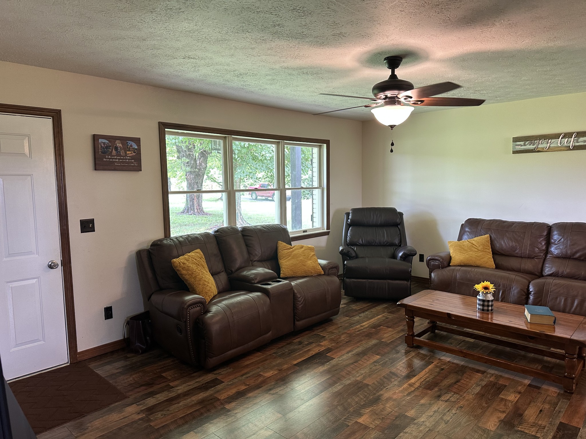 403 Fredonia Road Crossville, TN 38571 - Photo 3 of 50 a living room with furniture and a window