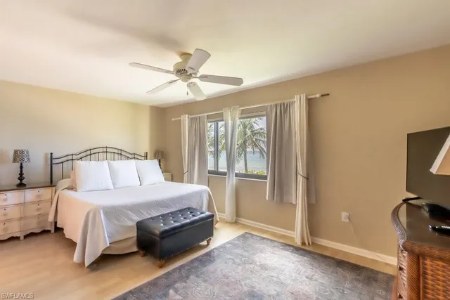 a en suite bathroom with a double vanity sink and mirror