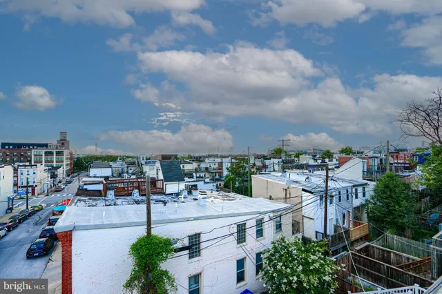 a view of entryway with a yard