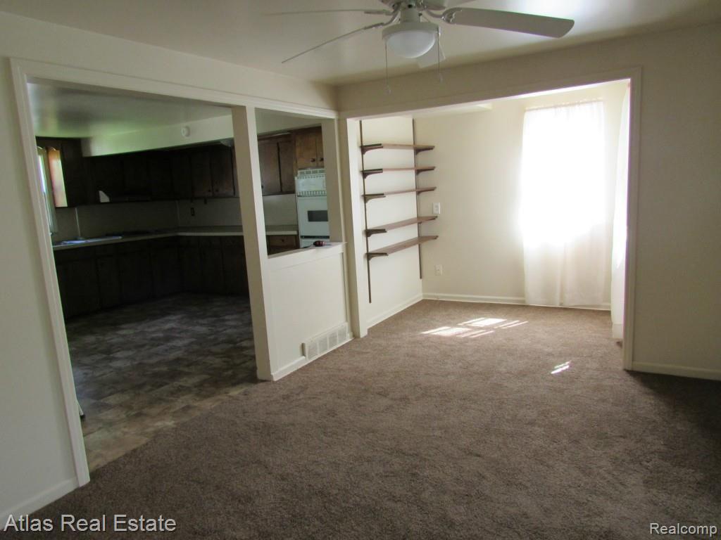 4267 East Bristol Road Burton, MI 48519 - Photo 7 of 10 diningroom.jpg