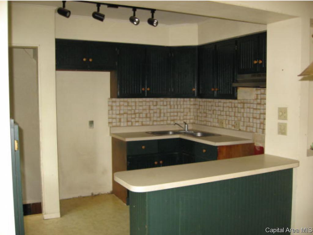 2439 South 8th Street Springfield, IL 62703 - Photo 3 of 11