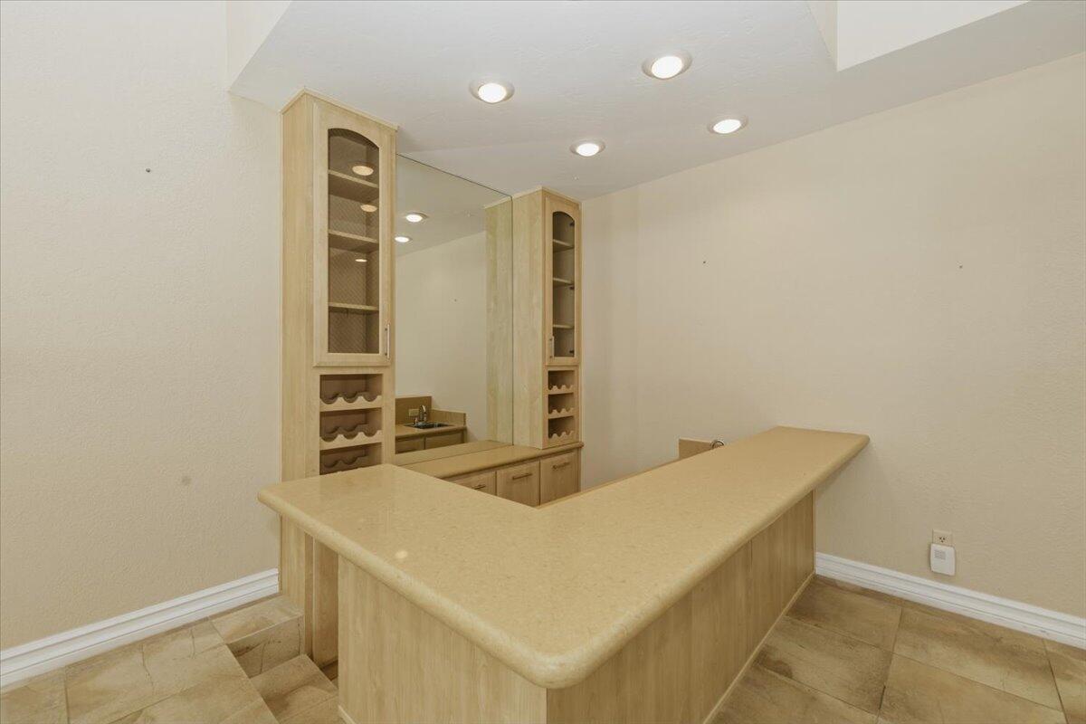 72795 Somera Road Palm Desert, CA 92260 - Photo 13 of 47 21-Wetbar