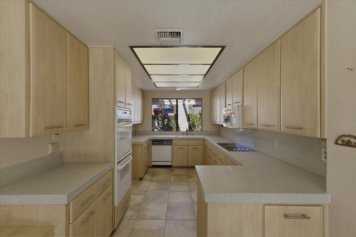 72795 Somera Road Palm Desert, CA 92260 - Photo 16 of 47 25-Kitchen