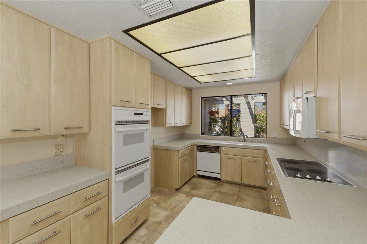 72795 Somera Road Palm Desert, CA 92260 - Photo 17 of 47 26-Kitchen