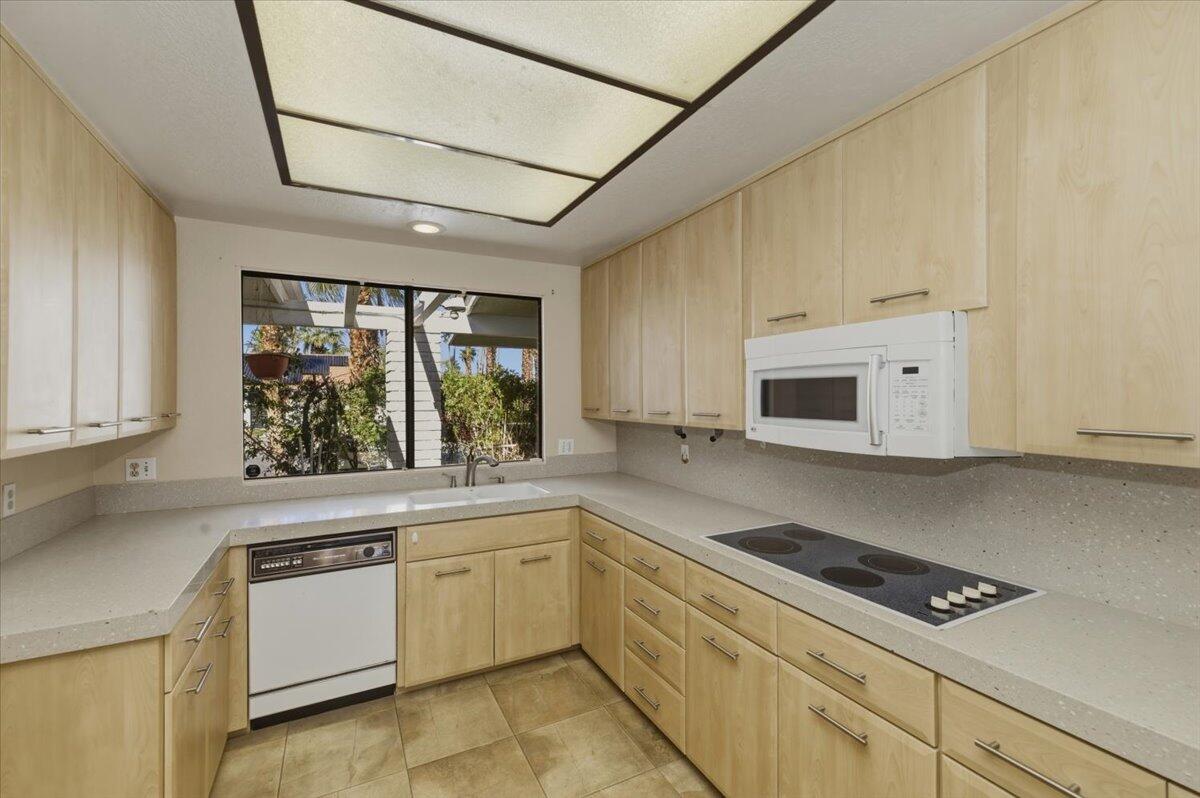 72795 Somera Road Palm Desert, CA 92260 - Photo 18 of 47 27-Kitchen