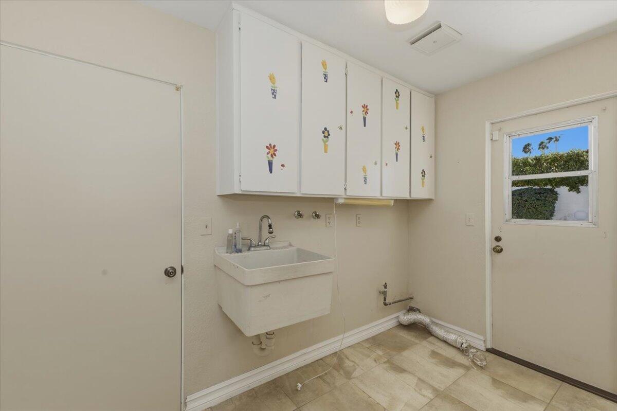 72795 Somera Road Palm Desert, CA 92260 - Photo 29 of 47 39-Laundry