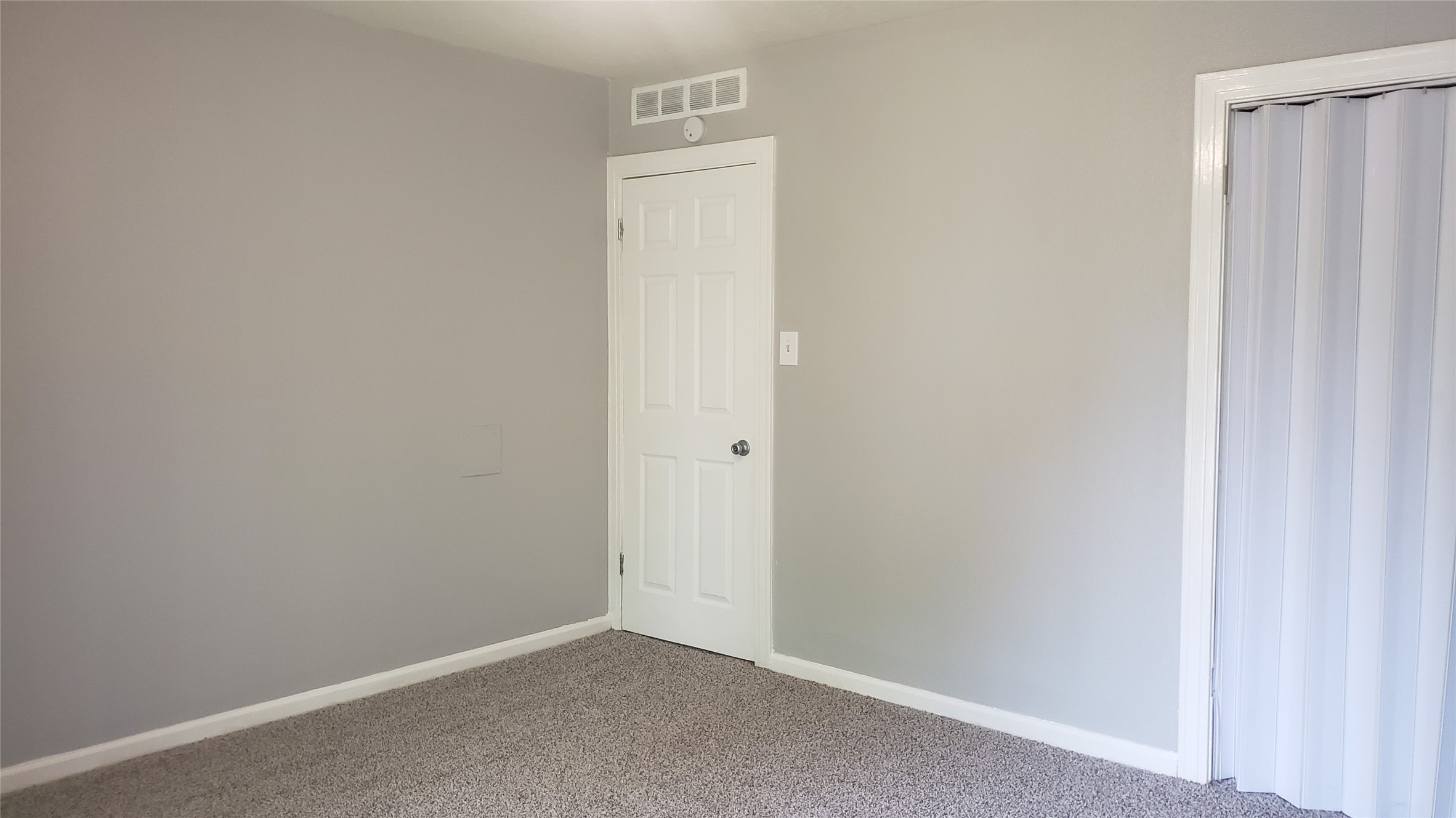 7715 Glover Street Houston, TX 77012 - Photo 5 of 8 a view of an empty room