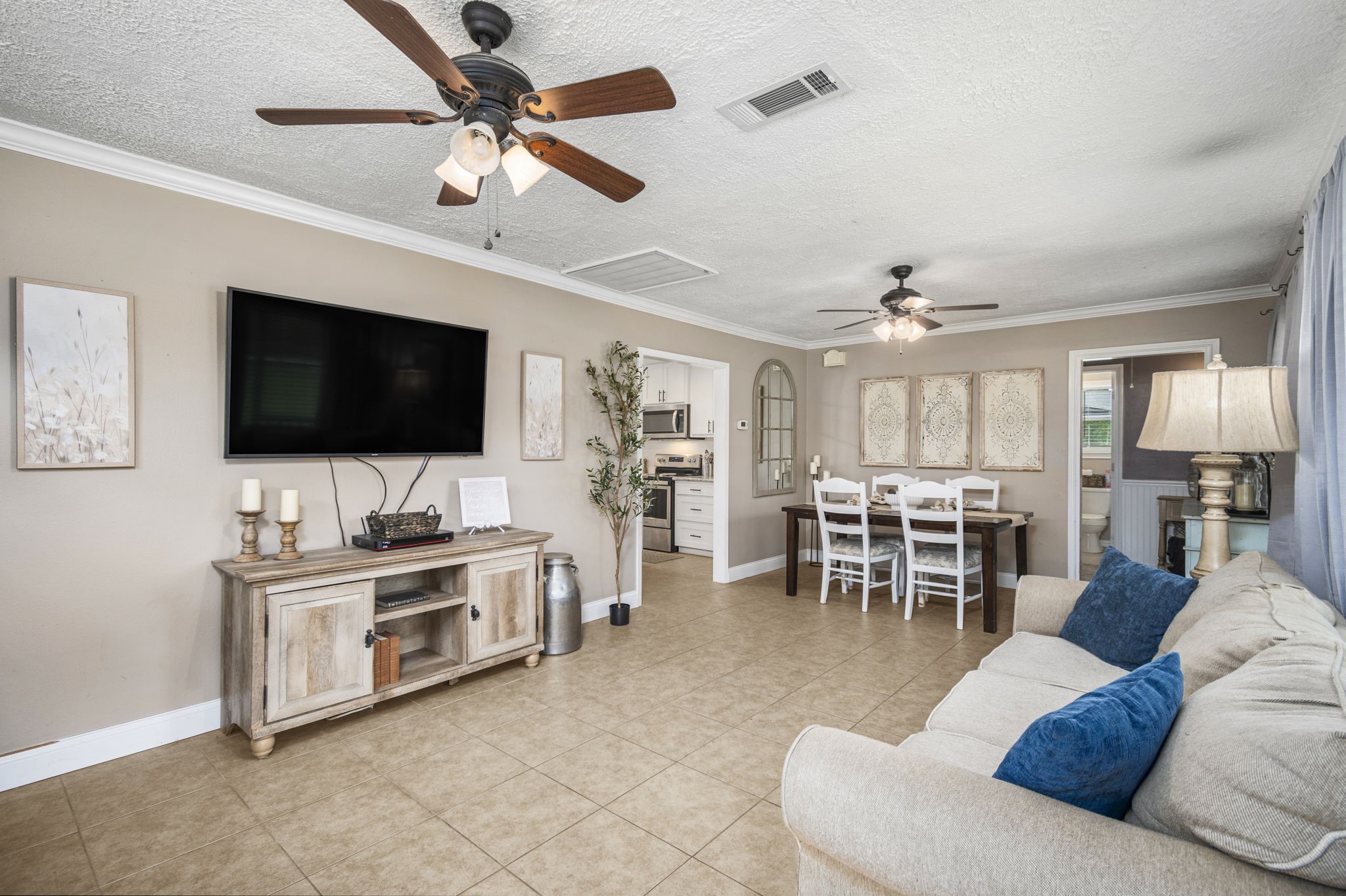 25311 Hardin Store Road Pinehurst, TX 77362 - Photo 8 of 39 a living room with furniture and a flat screen tv