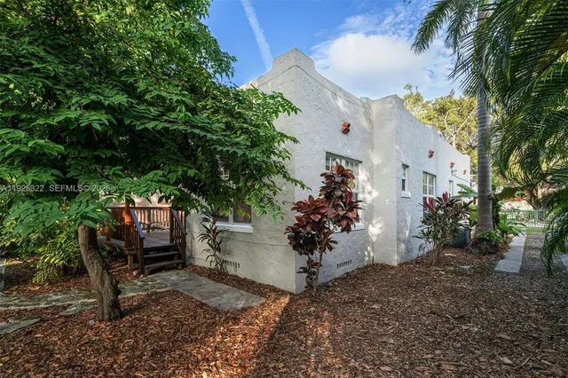 a view of a backyard