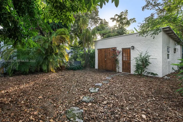 a view of a house with a backyard