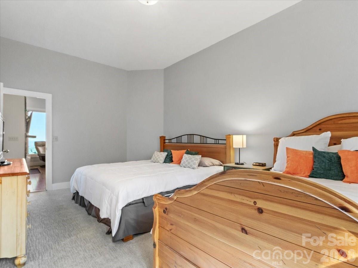 140 Slickrock Road, Unit F4 Burnsville, NC 28714 - Photo 27 of 41 a bedroom with two beds and a lamp