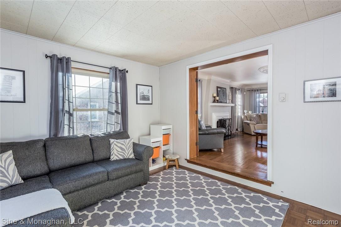 818 Cadieux Road Grosse Pointe, MI 48230 - Photo 19 of 45 021-Family_Room-5191687-medium.jpg