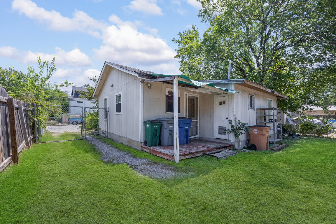 908 Vargas Road Austin, TX 78741 - Photo 23 of 28 a view of a house with backyard and porch