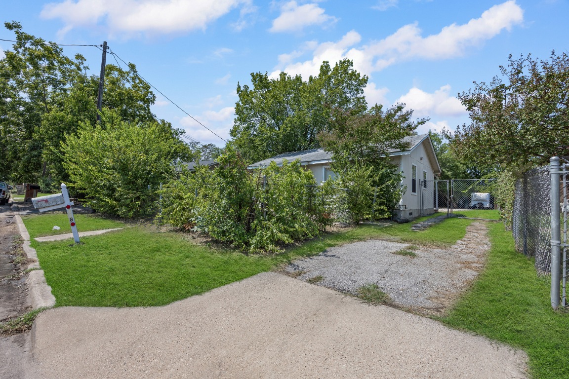 908 Vargas Road Austin, TX 78741 - Photo 27 of 28 a view of a park with large trees