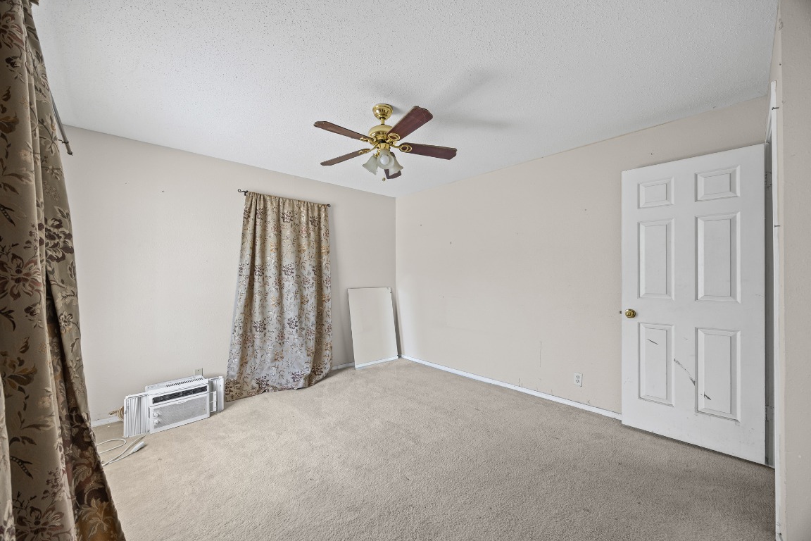 908 Vargas Road Austin, TX 78741 - Photo 8 of 28 an empty room with closet and a ceiling fan