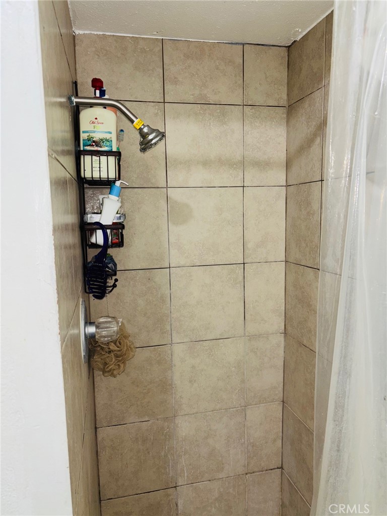 9155 Pacific Avenue, Unit 265 Anaheim, CA 92804 - Photo 9 of 18 a bathroom with a shower
