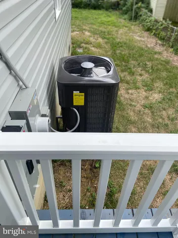 a view of entryway with garden