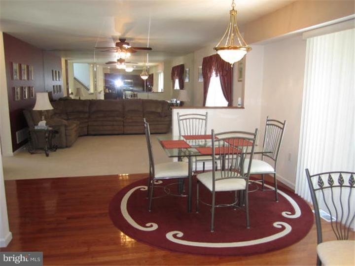 9631 State Rd. Philadelphia, PA 19114 - Photo 4 of 25 Living Room