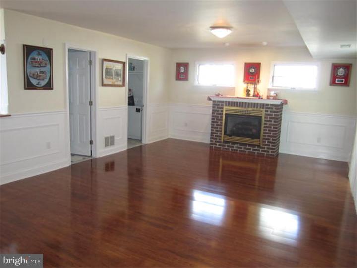9631 State Rd. Philadelphia, PA 19114 - Photo 6 of 25 Family Room