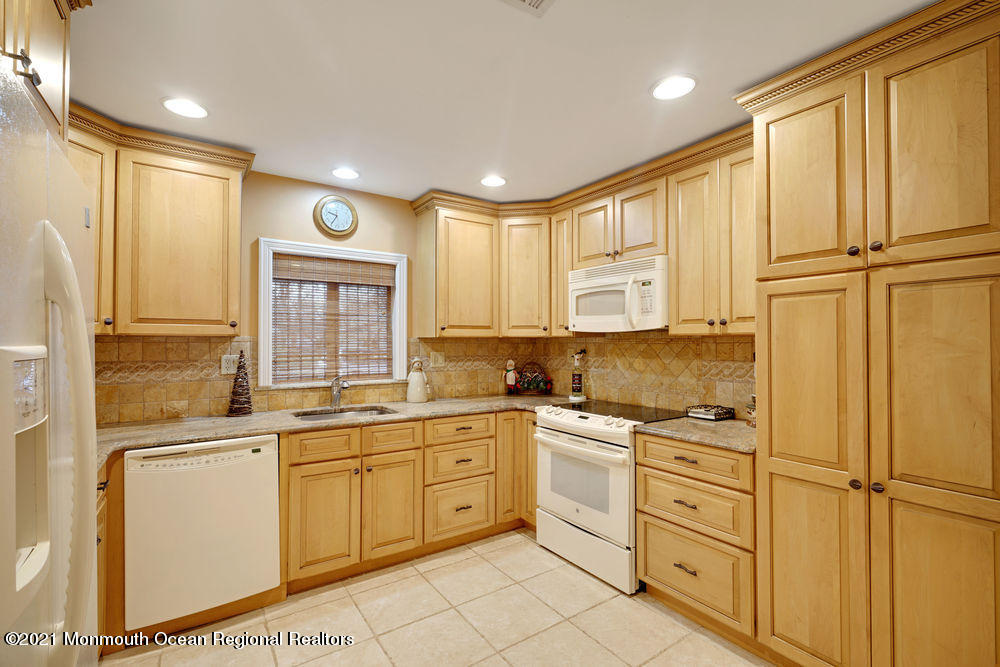 7 Fairview Road Marlboro, NJ 07746 - Photo 17 of 52 027_dsc02397-dsc02401