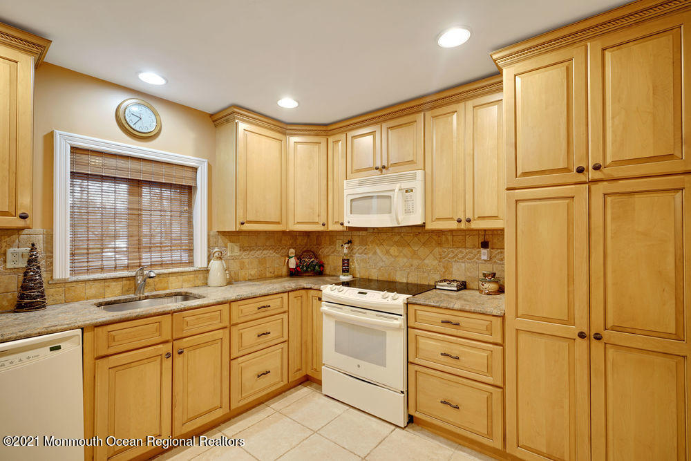 7 Fairview Road Marlboro, NJ 07746 - Photo 18 of 52 028_dsc02407-dsc02411
