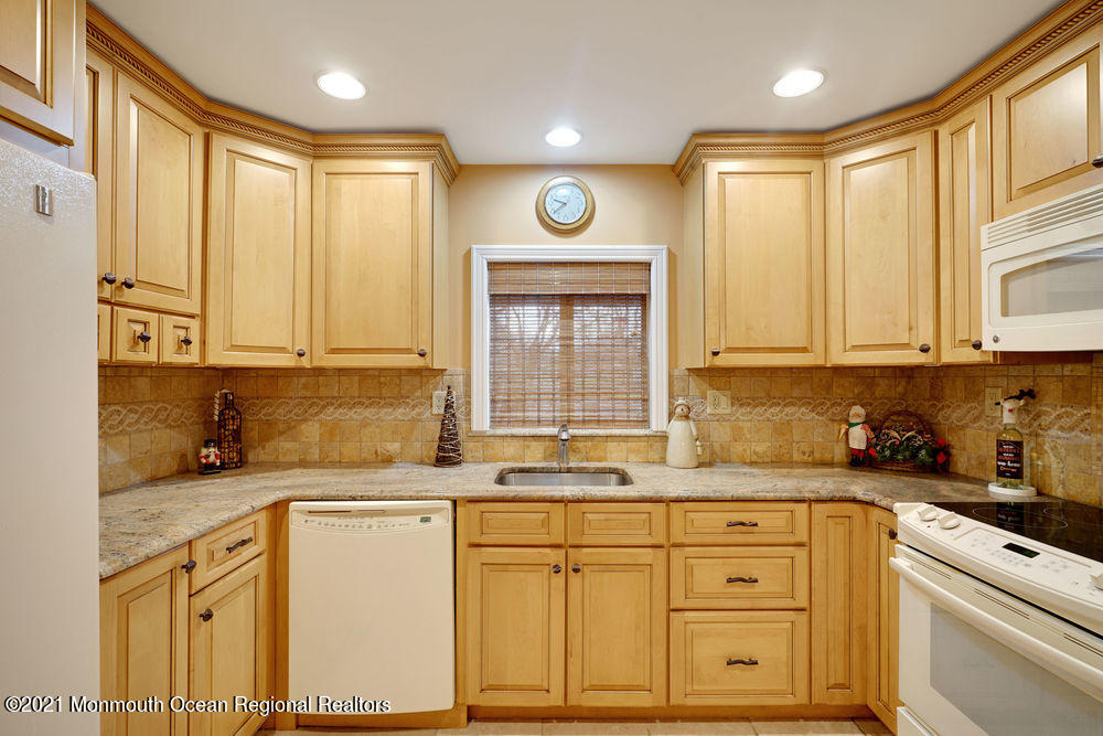 7 Fairview Road Marlboro, NJ 07746 - Photo 20 of 52 030_dsc02427-dsc02431