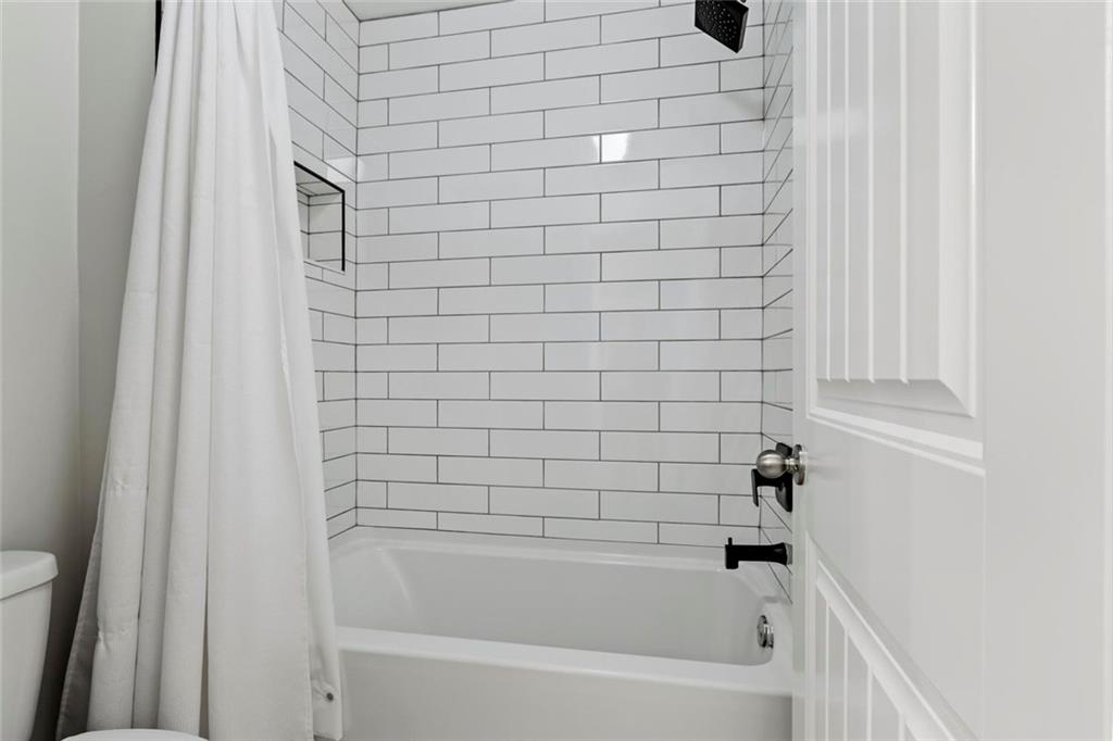 2426 Fair Oaks Way Atlanta, GA 30337 - Photo 25 of 29 a bathroom with a bathtub