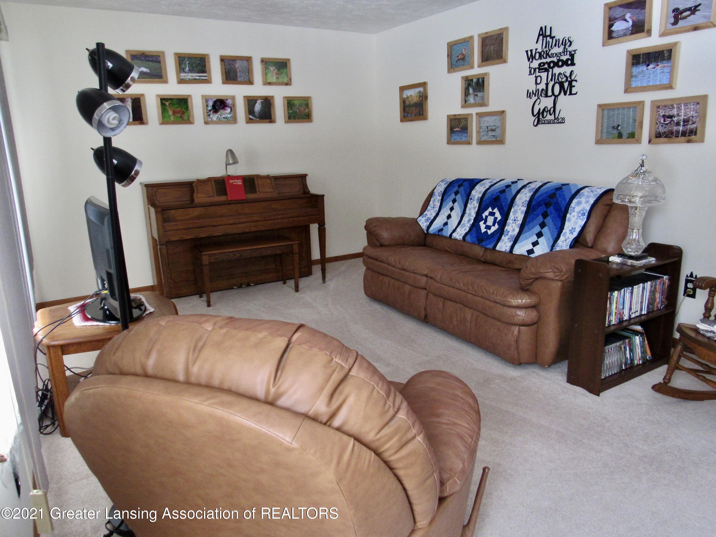 751 Fields Road Dansville, MI 48819 - Photo 9 of 38 living room