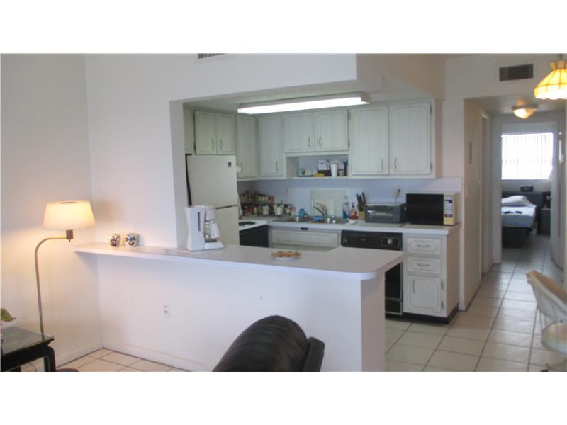 300 Oregon Street, Unit 403 Hollywood, FL 33019 - Photo 5 of 10 Kitchen