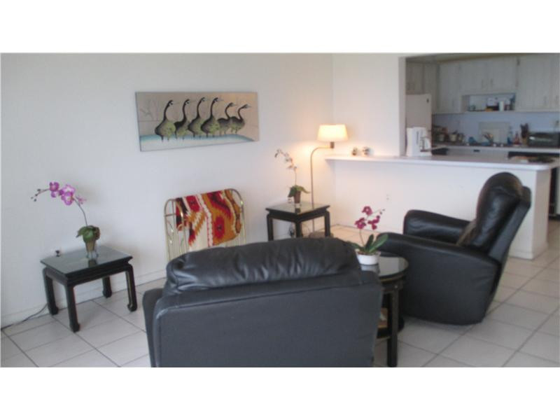 300 Oregon Street, Unit 403 Hollywood, FL 33019 - Photo 6 of 10 Living Room